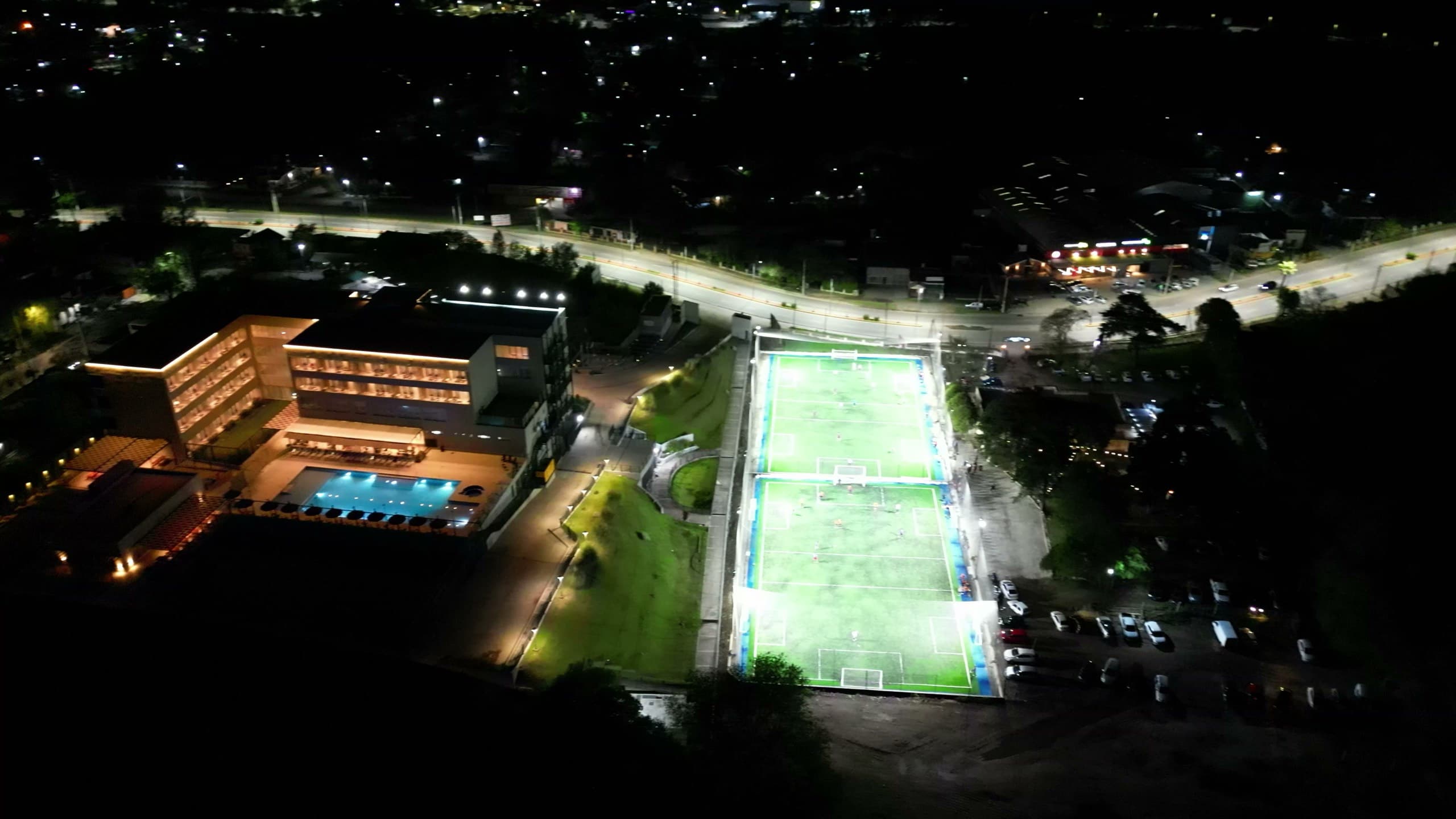 Vista aérea nocturna de las canchas de La Curva Arena